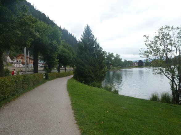 An der Uferpromenade nördlich des Zeller Ortszentrums