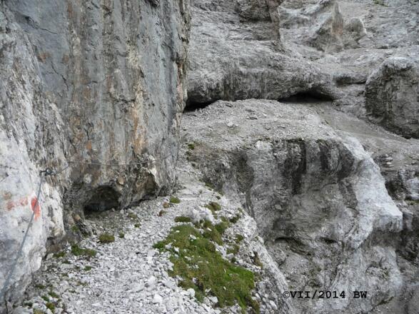 der Weg zum Kleinen Solstein leitet Drahtseilgesichert über ein Felsband