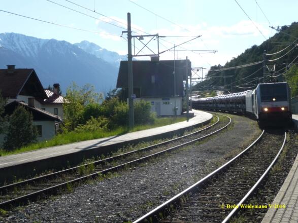 Bahnhof Hochzirl, die Bergwege beginnen am Bergseitigen Bahnsteig