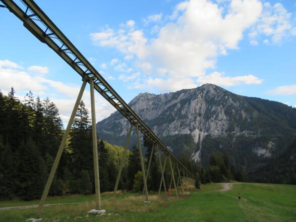 Aufstieg auf die Wurzeralm entlang der Bahntrasse, im Rückblick der Bosruck (30.09.2016)