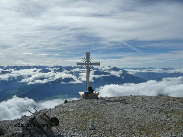 am Großen Solstein wurde im September 2018 ein neues Gipfelkreuz errichtet