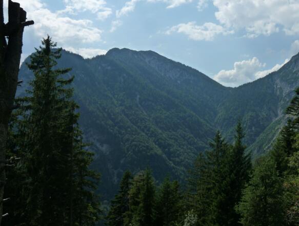 am J.H. Klammegg, hinter dem Sattel liegt die Neue Magdeburger Hütte