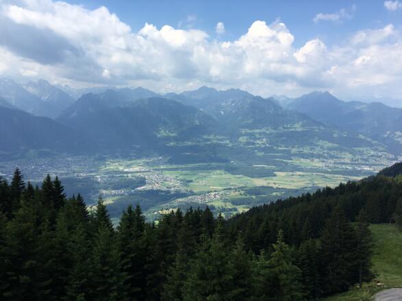 Etappe 2: Ausblick über den Walgau von der Terrasse des Gerachhauses
