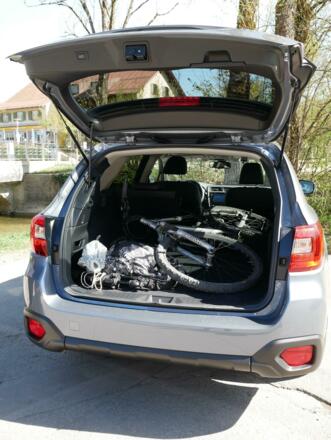 Mountainbike verstaut im Subaru Outback
