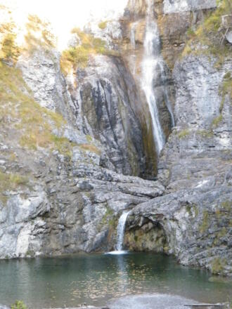 Großes Wasserbecken unterhalb des Stuibenfalls