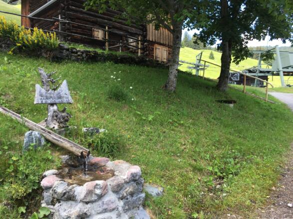 Etappe 1: Eine der zahlreichen Wasserstellen zum Nachfüllen