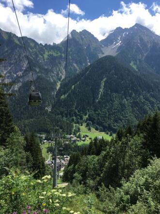 Etappe 1: Panorama pur beim Aufstieg von Brand zur Bergstation Dorfbahn