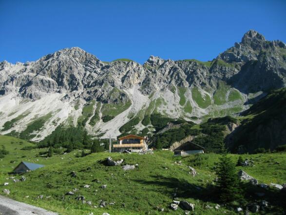 Die Heinrich Hueter Hütte am Fuße der Zimba.
