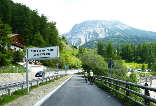 Radweg entlang des Reschensees