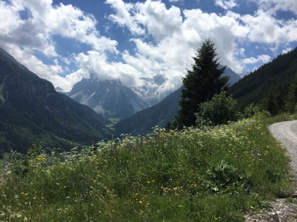 Etappe 1: Panorama auf dem Weg hoch zur Bergstation Dorfbahn