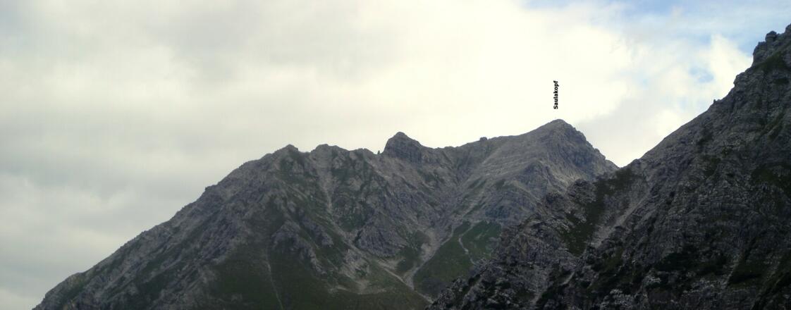 Links vom Saulakopf (2517 m) erhebt sich die Brandner Mittagsspitze (2557 m)