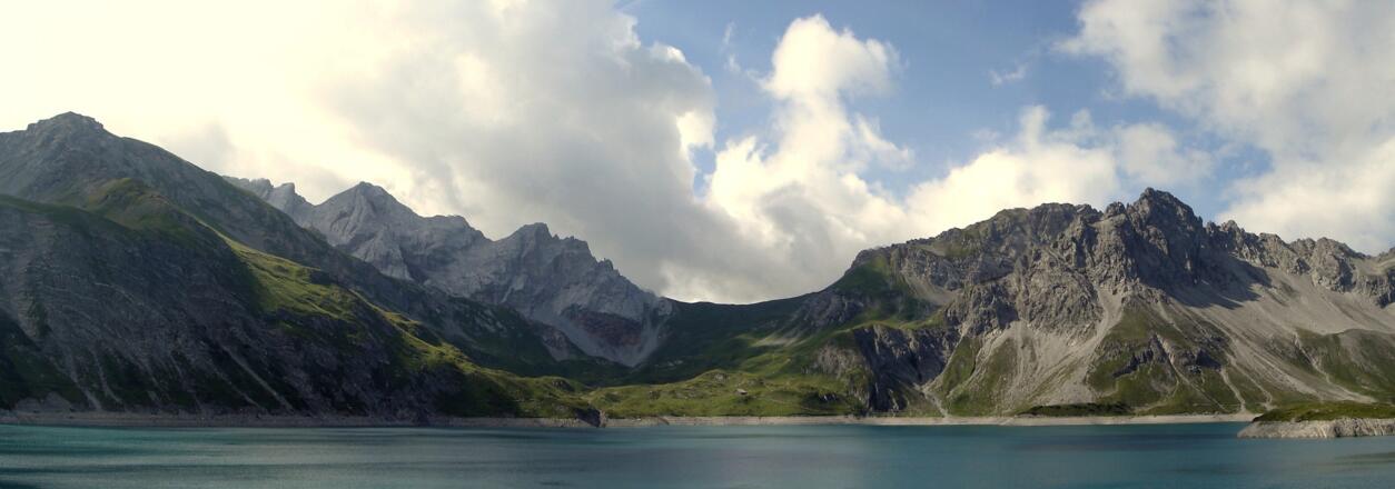 In der Mitte Lünerseealpe und Gafalljoch; rechts die Kanzelköpfe