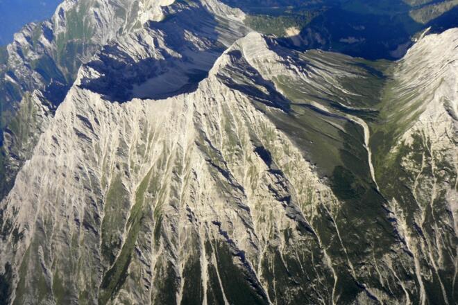 Luftbild des Saulakopfs (oben Mitte), rechts Saulajoch und Nördl. Schafgafall