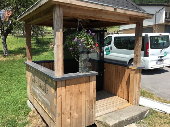 Etappe 3: Bevor es Richtung Ludesch geht, kurz noch in Schnifis frischen Alp-Käse einkaufen