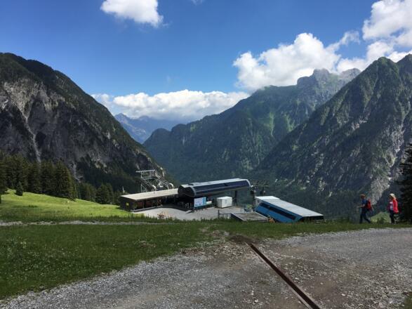 Etappe 1: Blick zur Bergstation Dorfbahn Richtung Ausgang Brandnertal