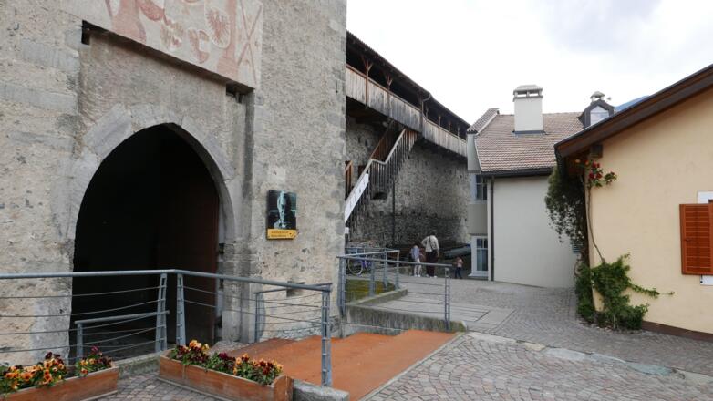 In der Bildmitte der Aufstieg zur Stadtmauer