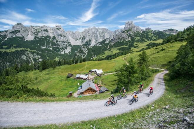 Biker vor den Loseggalmen und dem Gosaukamm