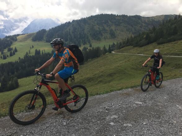 Etappe 1: Entlang des Natursprünge-Weges zum Parfienzsattel