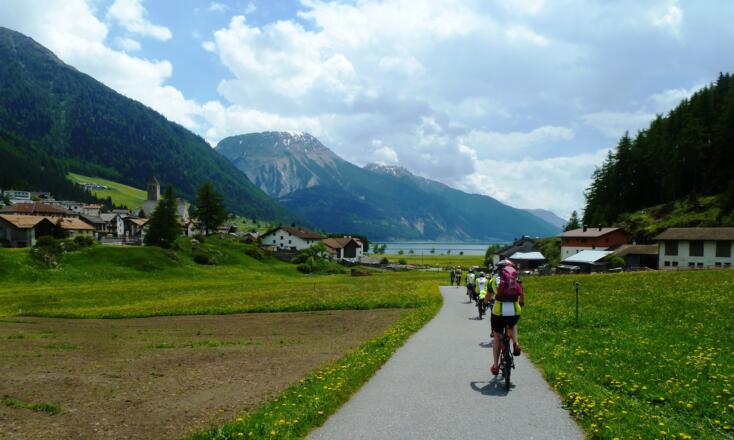 Die Ortschaft Reschen mit dem See