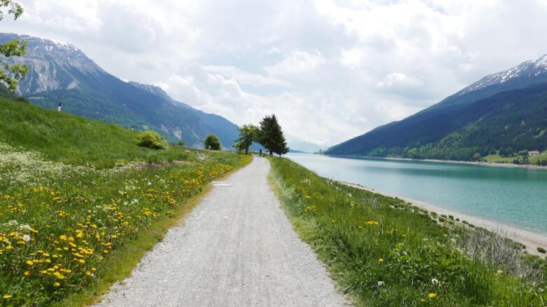Radweg entlang des Reschensees