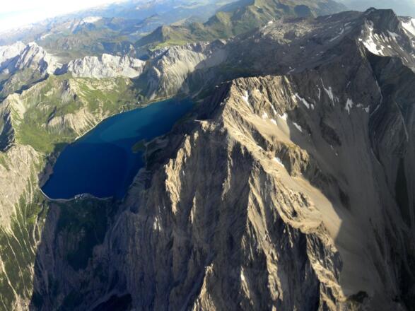 Luftaufnahme des Lünersees mit dem Seekopf (rechts)