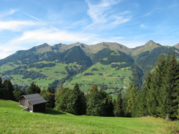 Blick auf die Sonnenseite des Großen Walsertals, im Hintergrund die Berge des Walser Kamms