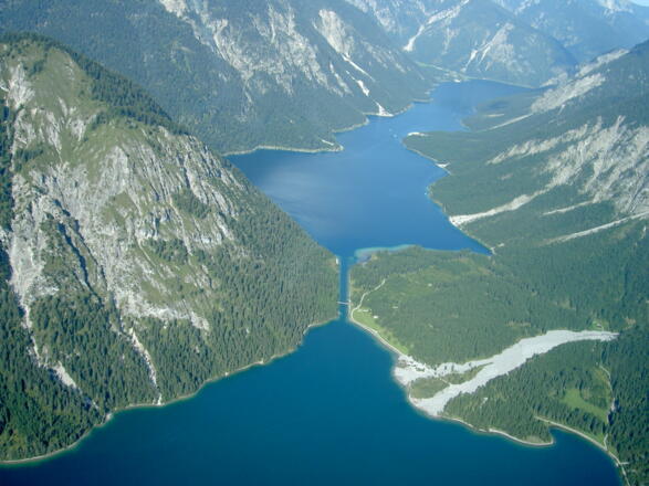 Heiterwanger See (vorne) und Plansee.