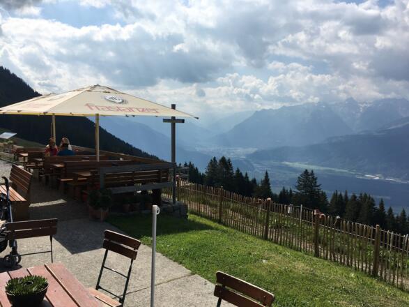 Etappe 2: Terrasse &quot;Dünser Älpele&quot;: Hier erhält man auch den Schlüssel zur Übernachtung im Gerachhaus
