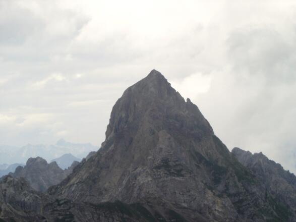 Im Nordosten des Saulakopfs dominiert die Zimba (2643 m) das Montafon