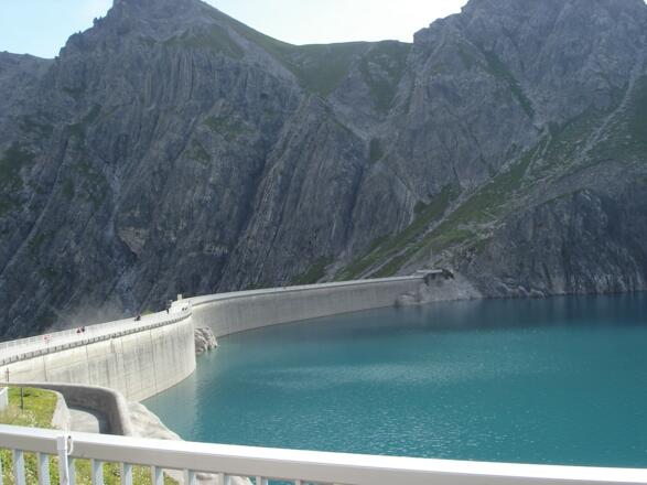 Über die Krone der Staumauer gehen wir zum Schafgafall