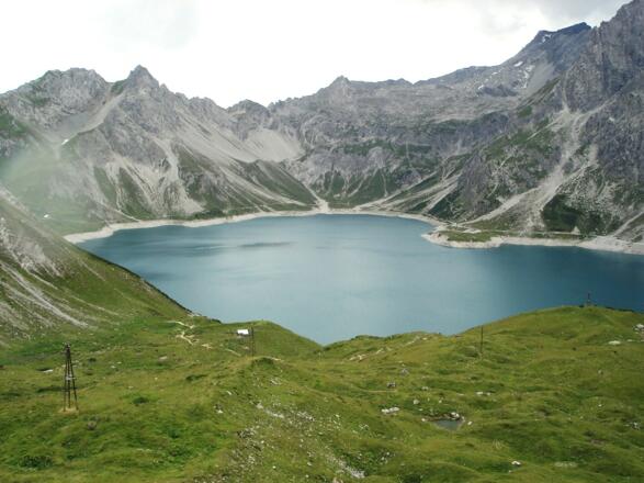 Von der Lünerkrinne (2155 m) haben wir wieder einen prächtigen Ausblick auf den Lünersee