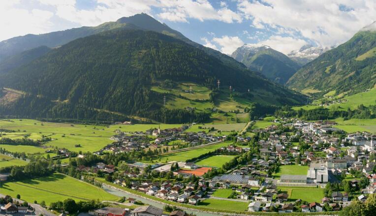 Im Bild: Der Felberberg und dahinter der Zwölferkogel. Rechts davon das Hörndl und der Tauernkogel.