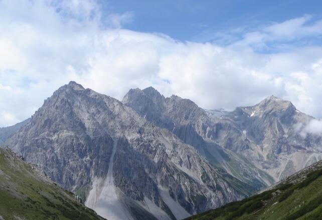 Blick auf die Gipfel von Seekopf, Schesaplana und Wildberg