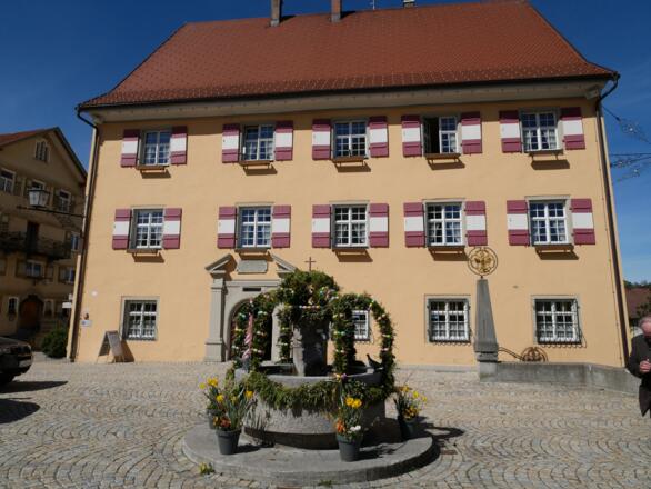 Vorbei am Marktplatz in Weiler-Simmerberg