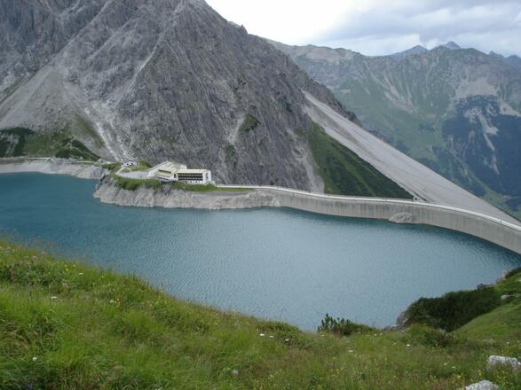 Serpentinen führen wieder hinunter zur Staumauer