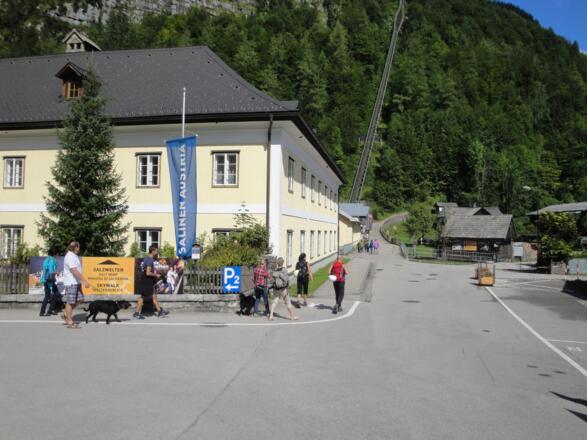 Nach links zum Parkplatz - geradeaus zum Klettersteig