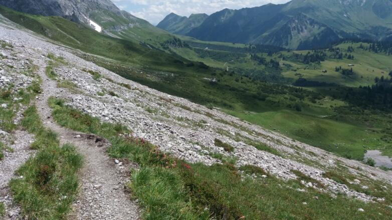 Hinter Chlei Furgga: Erster Blick auf die Schesaplanahütte.