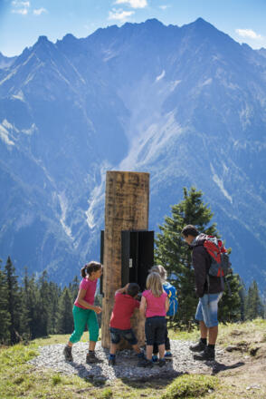 Die &quot;Stammwissen&quot; entlang des Weges erkären die Natur des Brandnertal.s