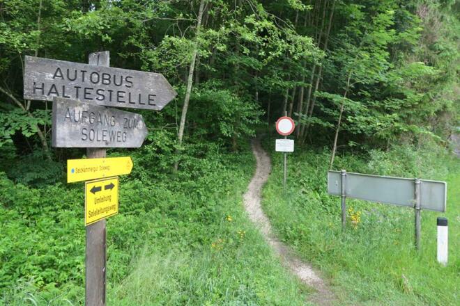 Vom Parkplatz muss man ein paar Meter entlang der Straße gehen, bis zu diesen Schildern. Da die Brücke gesperrt ist, gibt es eine Umleitung - ist eh kürzer