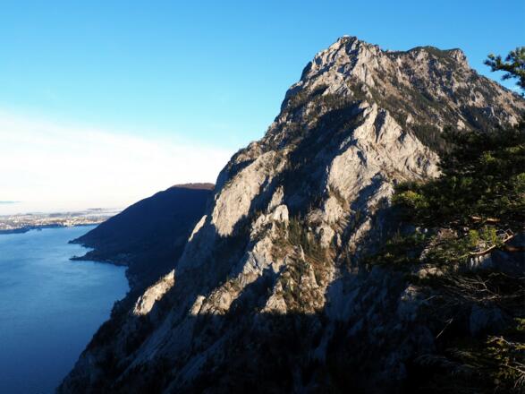 Tiefblick zum Traunsee Ostufer