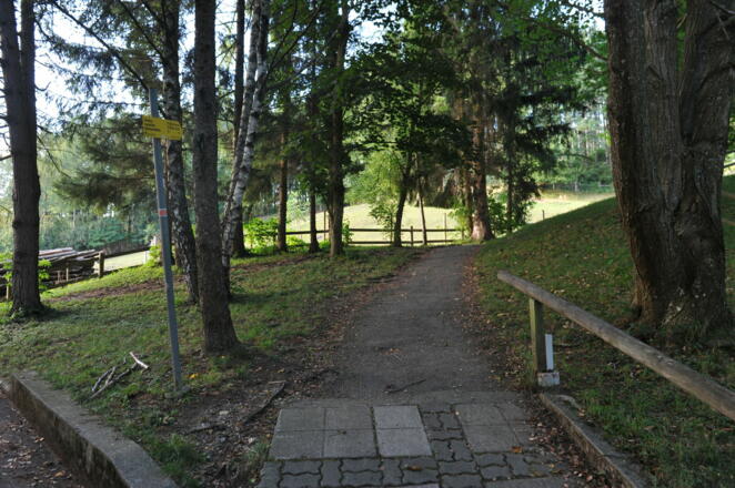 Am zweiten, oberen Parkplatz beginnt der Weg zunächst breit und asphaltiert