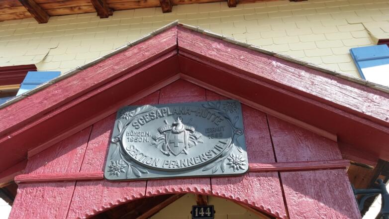 Hüttenschild über dem Eingang der Schesaplanahütte.