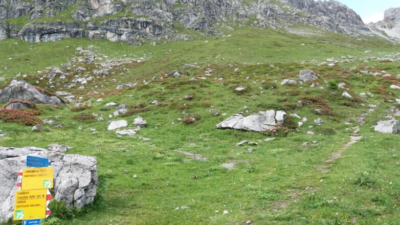 Unterer Wegweiser Cavelljoch, Gamslücke, Prättigauer Höhenweg 72.