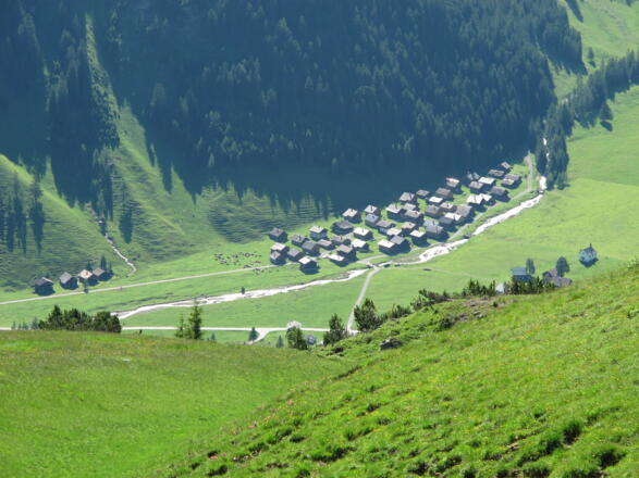 Der Nenzingerhimmel mit seinen Alpgebäuden, rechts die Rochuskapelle