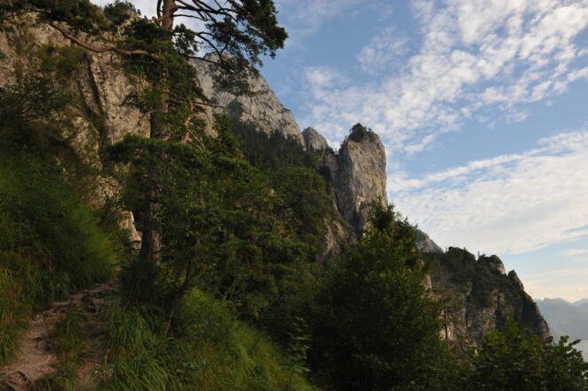 Der Weg führt an Felsnadeln vorbei
