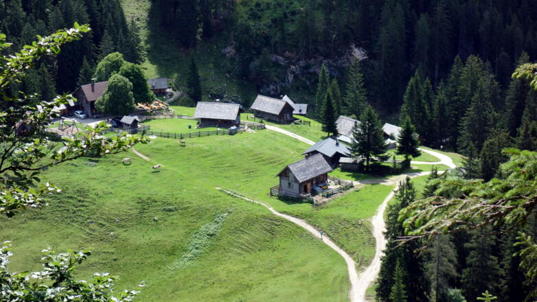 Zwerchwand 1330m, Blick zur Hütteneckalm 1240m