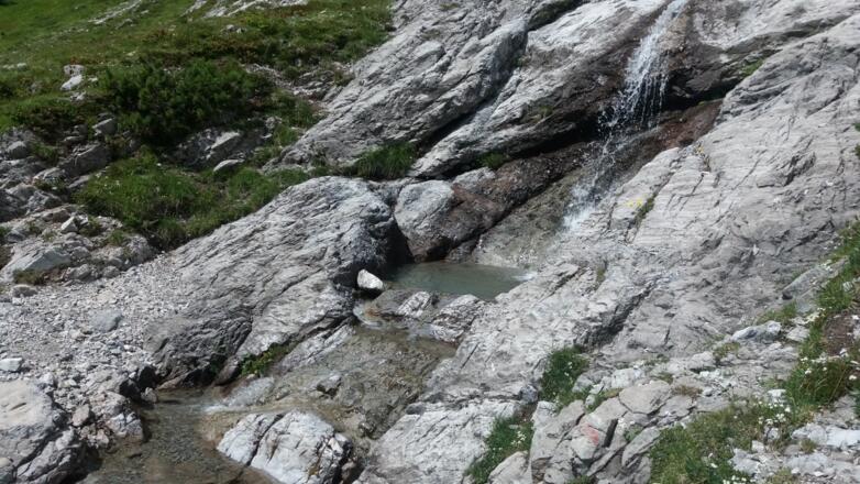 Für Unerschrockene: sehr kalte Badestelle unterwegs.