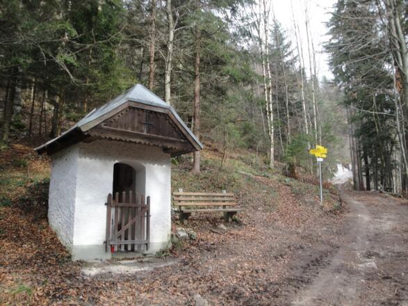 Bei der Mauruskapelle verlassen wir die Schotterstraße.