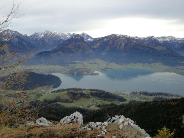 Blick vom Gipfel über den Wolfgangsee zur Osterhorngruppe.