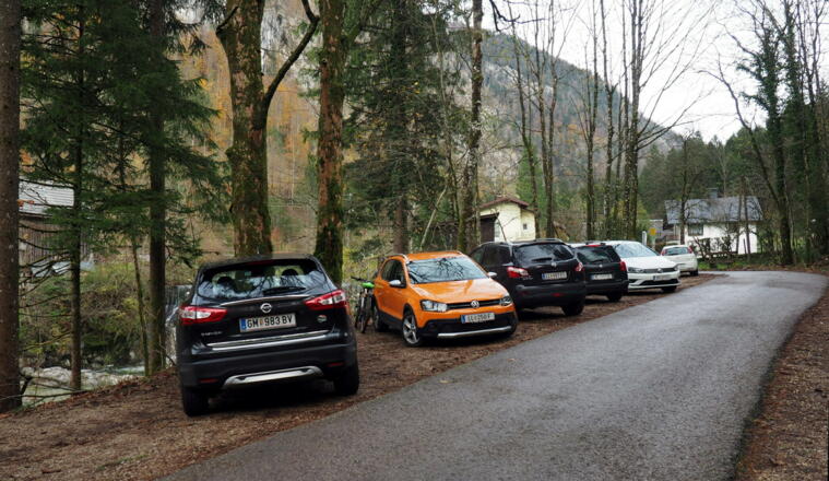 Parkplatz links der Straße, 460 m